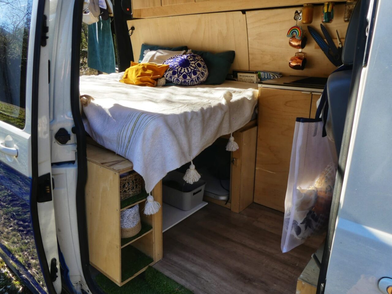 Location de camping-cars fourgons et vans aménagés entre particuliers, plus de 10 000 véhicules disponibles P1030190 01 scaled 30 Photo de Yuki, le van de Thibault sur Yescapa, location entre particuliers de camping-cars vans et fourgons aménagés - monbeaupays.fr