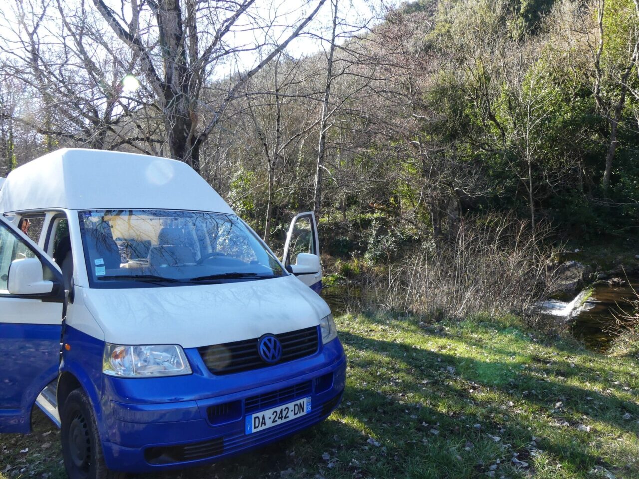Location de camping-cars fourgons et vans aménagés entre particuliers, plus de 10 000 véhicules disponibles P1030201 01 scaled 21 Photo de Yuki, le van de Thibault sur Yescapa, location entre particuliers de camping-cars vans et fourgons aménagés - monbeaupays.fr