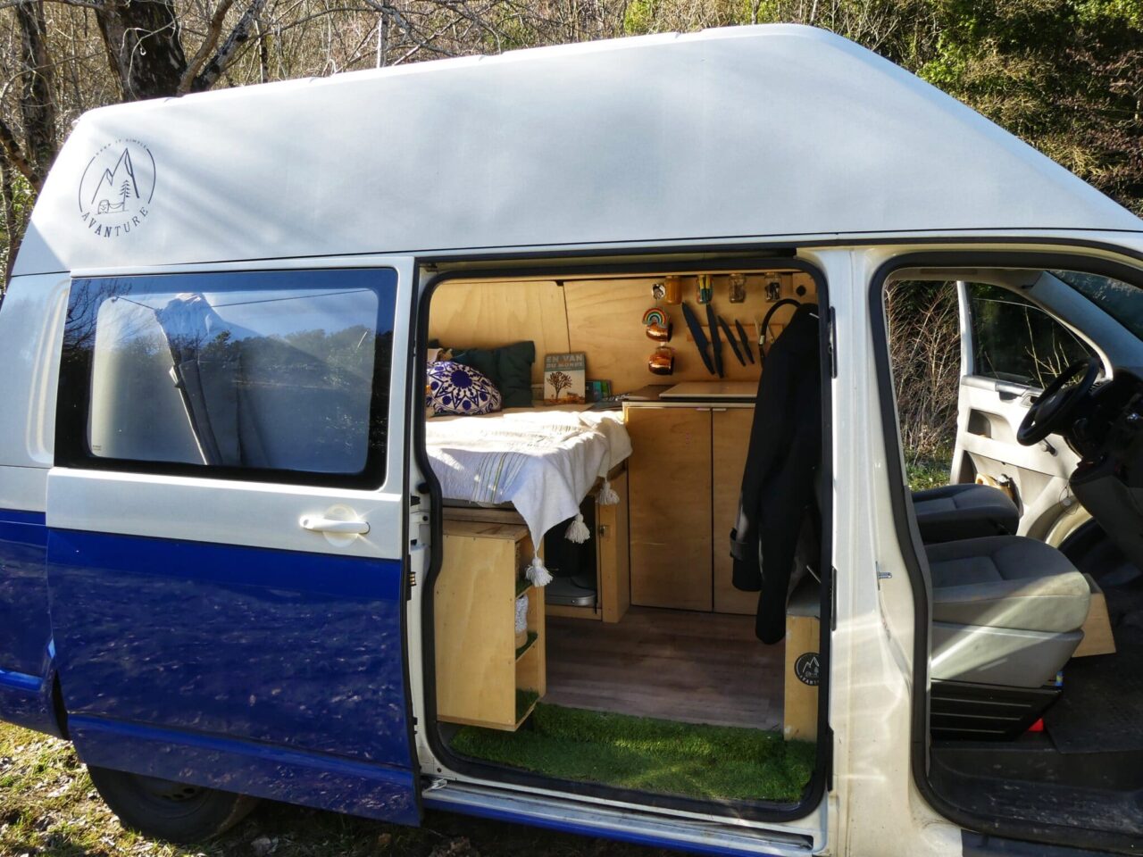 Location de camping-cars fourgons et vans aménagés entre particuliers, plus de 10 000 véhicules disponibles P1030202 01 scaled 25 Photo de Yuki, le van de Thibault sur Yescapa, location entre particuliers de camping-cars vans et fourgons aménagés - monbeaupays.fr